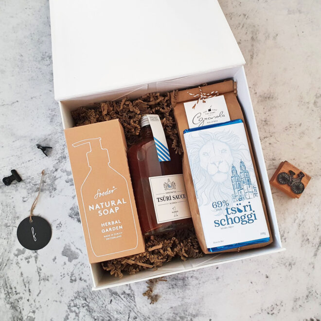 Zürcher Geschenkbox mit Handseife, Tsürisauce, Tsüri Schoggi und Granola