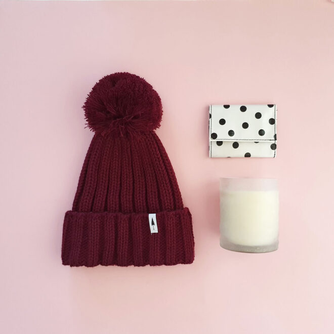 Geschenkbox mit Pom pom Wintermütze, Arvenkerze und Portemonnaie aus Wachstuch