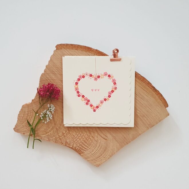 Handgestempelte DIY Geschenkkarte crème mit Herz