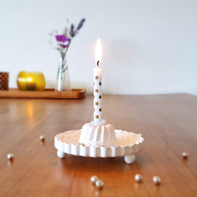 Handgefertigter Geburtstagskuchen aus Gips mit Kerze