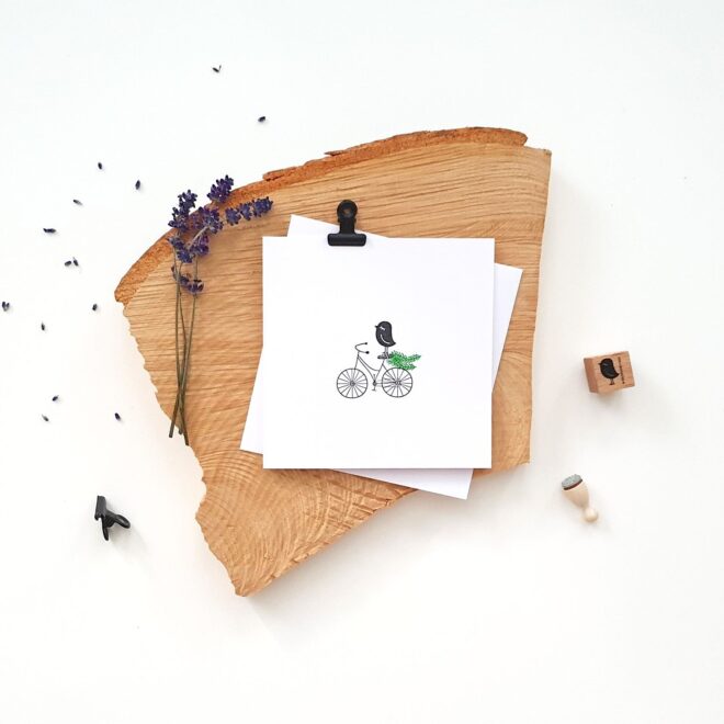 DIY handgestempelte Geschenkkarte Tannenzweig und Vogel auf Velo