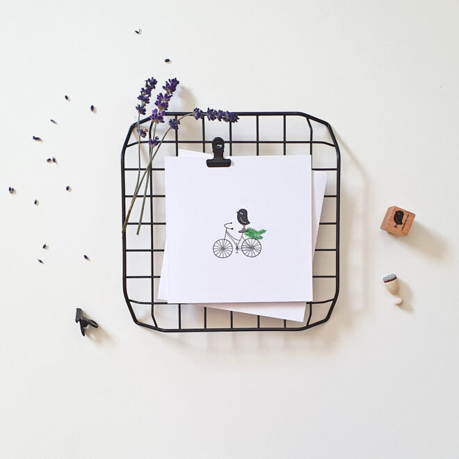 DIY handgestempelte Geschenkkarte Tannenzweig und Vogel auf Velo