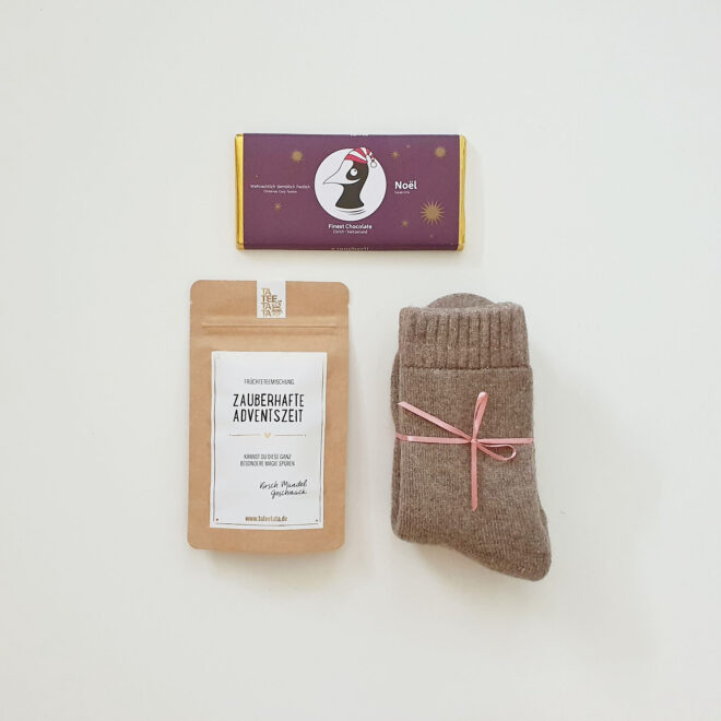 weihnachtliche Geschenkbox mit Tee Socken und Schokolade