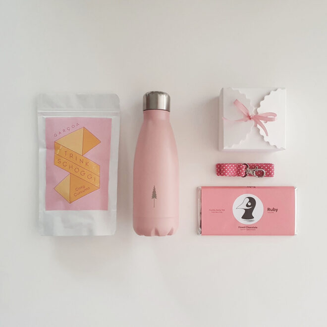Geschenkbox in rosa mit Trinkschokolade, Trinkflasche, Ruby Schokolade, Schlusselband und Tonkuchen
