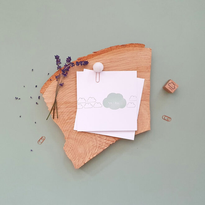 DIY handgestempelte weiss Geschenkkarte mit grünen Wolken