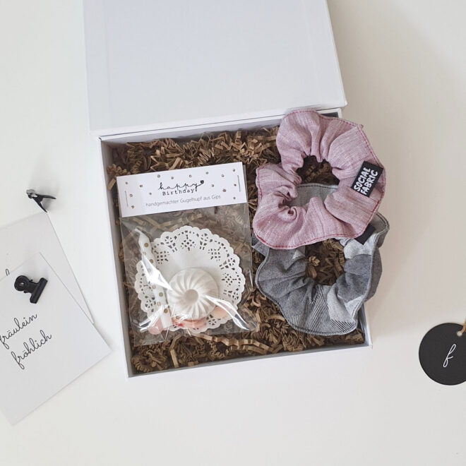 Frauen Geschenkbox zum Geburtstag mit Scrunchies und Gugelhupf aus Gips