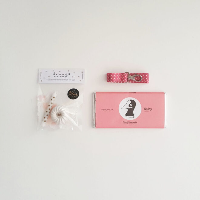 Geschenkbox in rosa mit Schokolade, Gipsgugelhupf und Schlüsselband