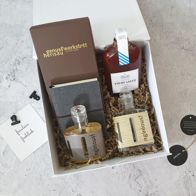Geschenkbox mit Kräuterbutter, Notizbuch, Gin und Grillsauce