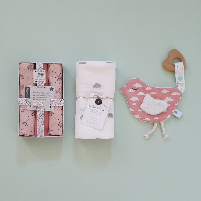 Geschenkbox Geburt Mädchen Nuscheli, Musselin Waschlappen und Knistervogel