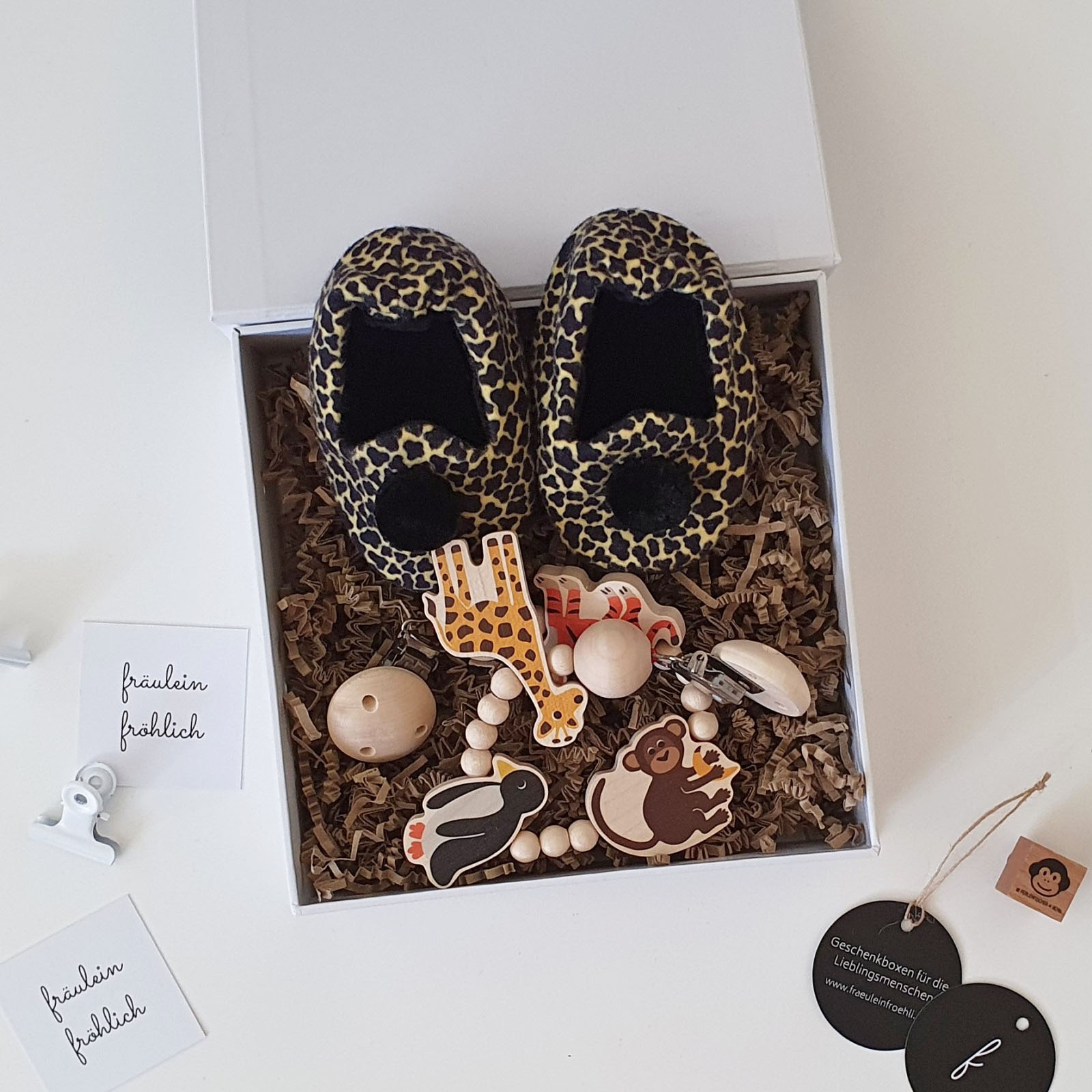 Geschenkbox Geburt Jungen Kinderwagenkette mit Wildtieren und Tigerfinkli