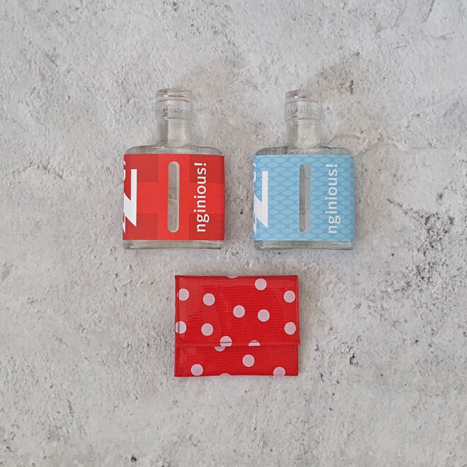 Geschenkbox mit Summer Gin, Swiss Blended Gin und Portemonnaie aus Wachstuch mit Druckknopf