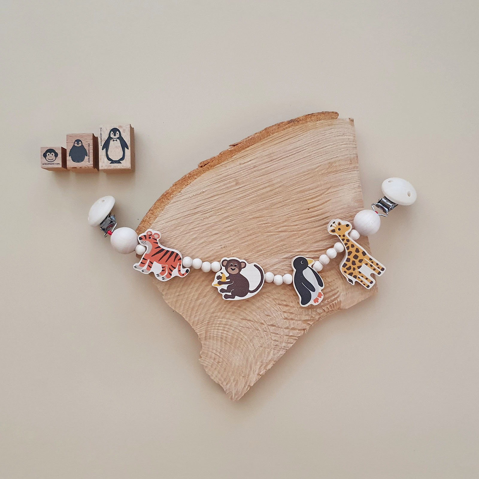 Kinderwagenkette mit Wildtieren aus Ahornholz in der Schweiz hergestellt