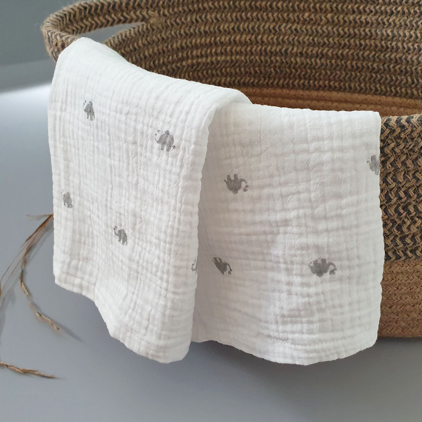 Nuscheli Spucktuch für Baby weiss mit kleinen Elefanten gestempelt