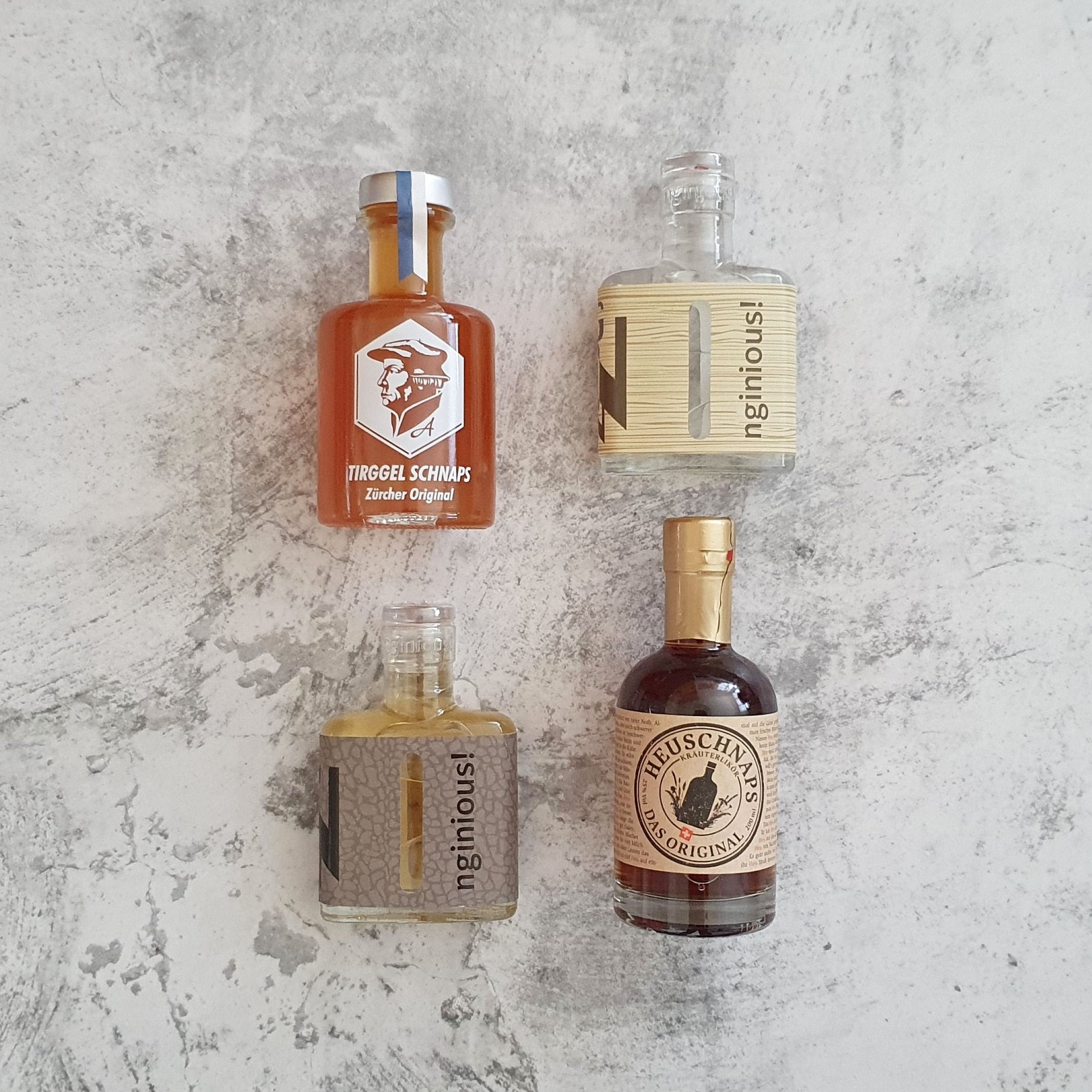 Geschenkbox mit Tirggel Schnaps, Heuschnaps und Gin