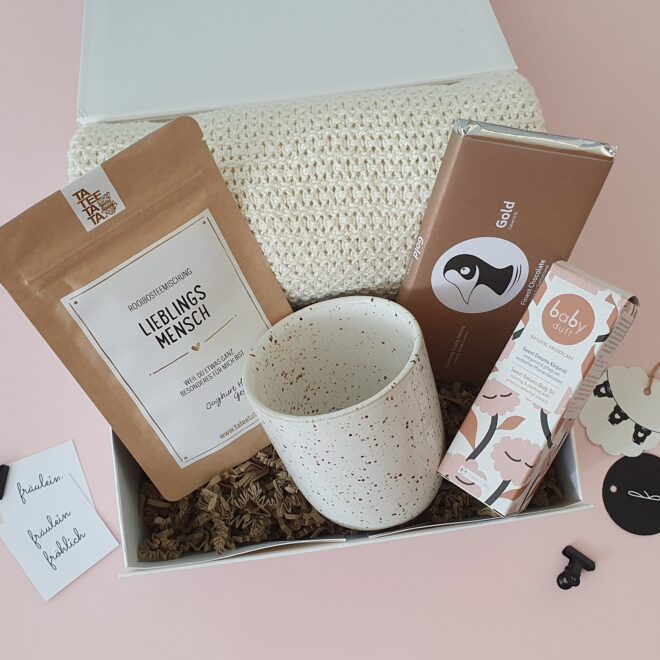 Geschenkbox zur Geburt, Inhalt Tee, Keramiktasse, Körperöl für Baby und Taucherli Schokolade