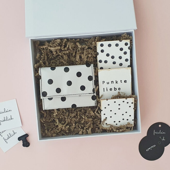 Kleines Portemonnaie aus Wachstuch mit Druckknopf. Weiss mit schwarzen Punkten und 3er Set mit quadratischen Magneten aus Holz bemalt