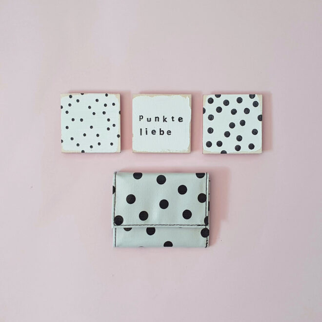 Kleines Portemonnaie aus Wachstuch mit Druckknopf. Weiss mit schwarzen Punkten und 3er Set mit quadratischen Magneten aus Holz bemalt