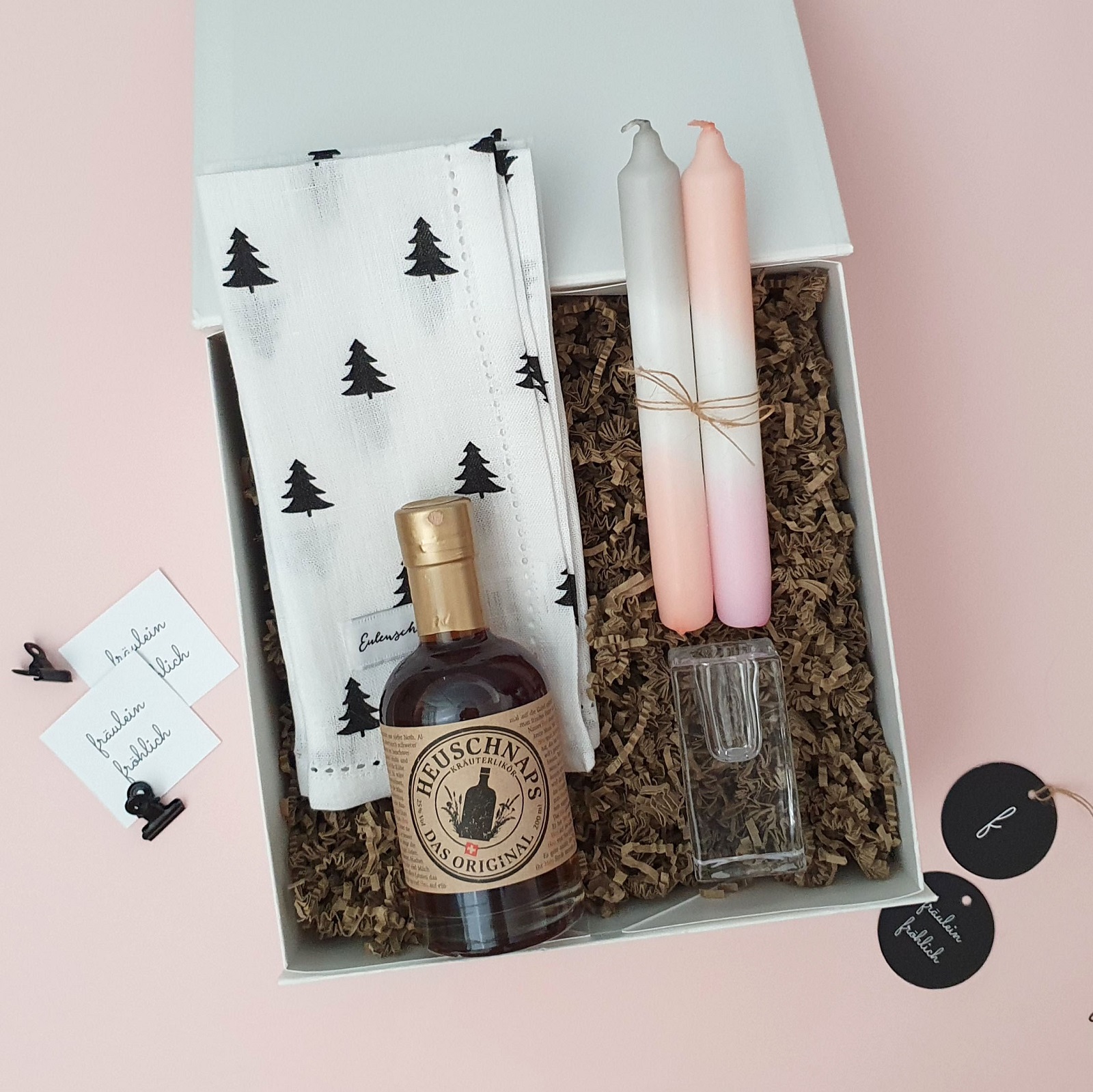 Geschenkbox für die Frau Stabkerzen in Pastellfarben mit Kerzenständer, Heuschnaps und Leinenservietten