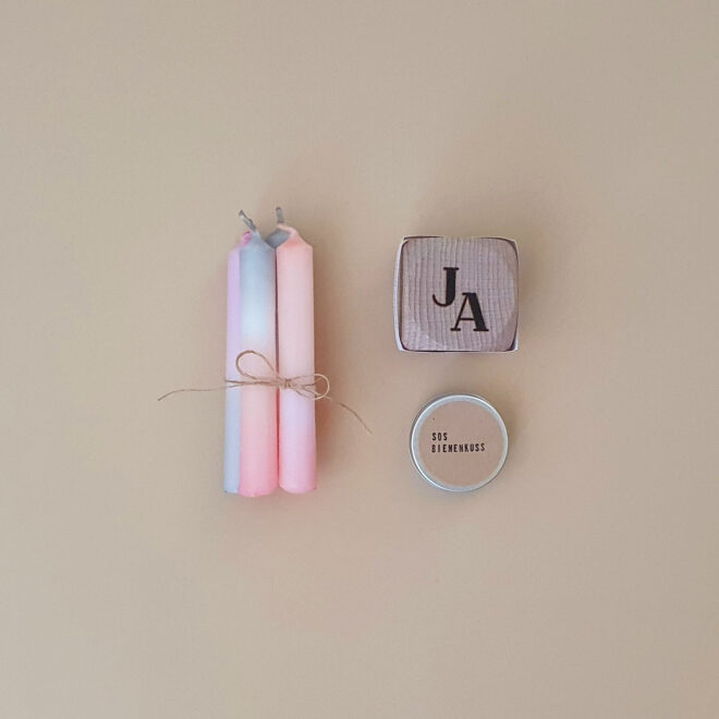 Geschenkbox mit Baumkerzen Dip Dye in Pastell, Entscheidungswürfel aus Holz und SOS Binenkuss Pommade für die Lippen